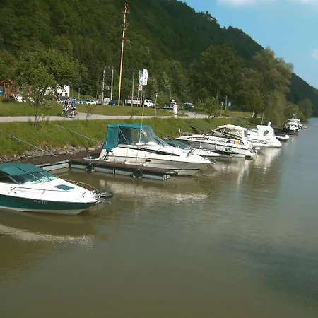 Gasthof-pension Luger Hotell Wesenufer